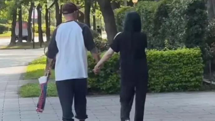 大S具俊晔牵手散步，拎塑料袋出街超寒酸，步履蹒跚、老人味十足