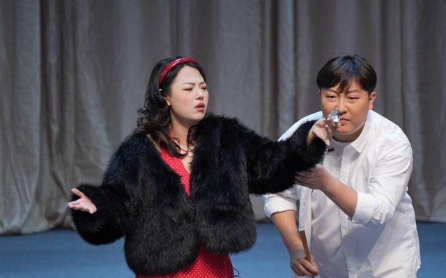 上桌吃饭了，德云社唯一女弟子赵芸一录制团综，虞姬扮相分外可爱