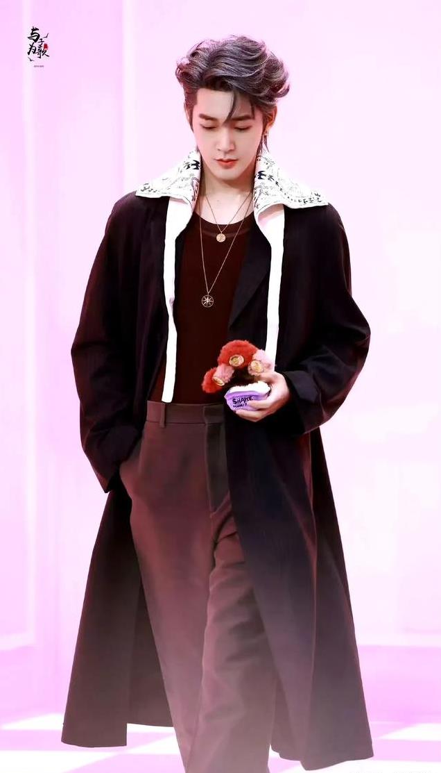 尖叫之夜：邓为银发撕漫男，成毅翩翩公子 都不及向佐粉色女装抢眼