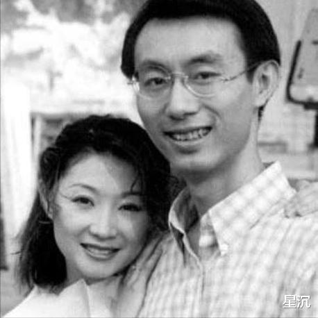 带着儿子倒贴嫁给张译,如今17年过去,才知道她嫁得有多值