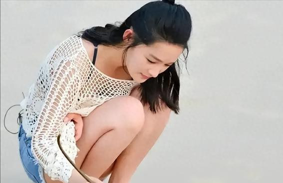 这应该是李沁很想删掉的沙滩照，网友：看着会替她尴尬！