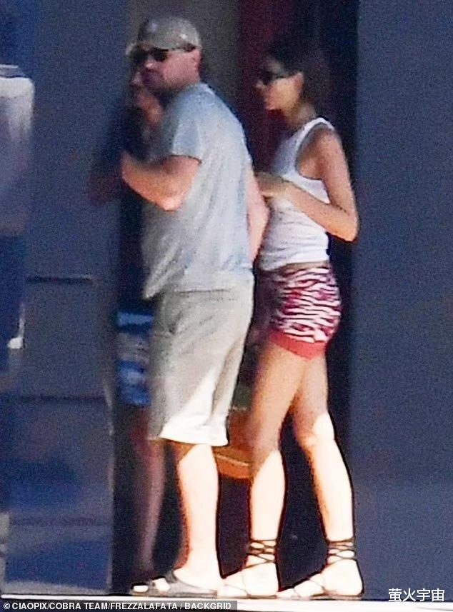 贝索斯牵手54岁未婚妻光脚前行,邀小李子上超级游艇,准阔太很迷男星