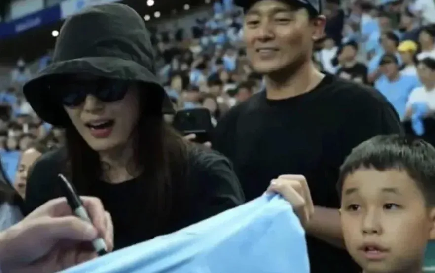 全智贤一家四口罕见同框,185cm丈夫帅过男明星!网友:好配啊!