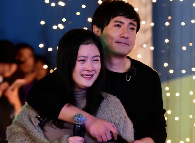 沈腾带家人吃年夜饭,沈腾紧抱6岁儿子,老婆王琦穿新中式很漂亮