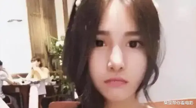 当年的“剪刀手女孩”,富豪许诺等她10年,如今长这样了!