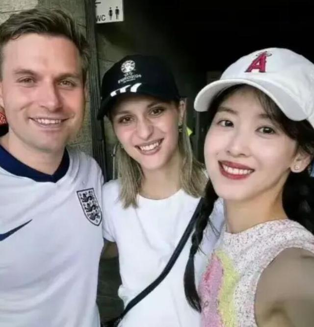 刘强东章泽天现身巴黎，8岁女儿紧贴爸爸，父女俩牵手过街太有爱