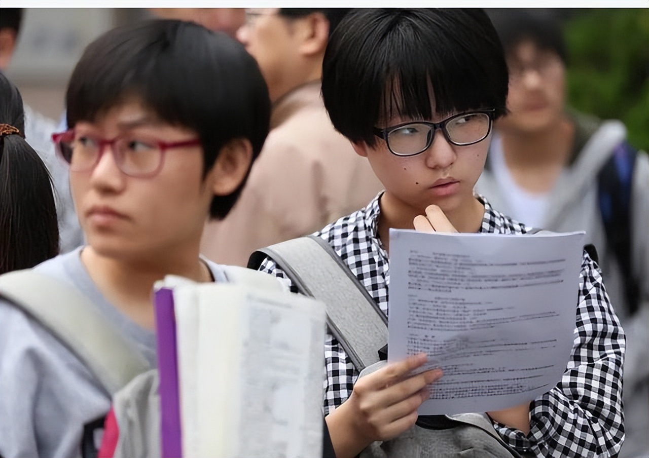 初中学生被要求签“放弃中考”，反应过来后大哭，家长骑虎难下