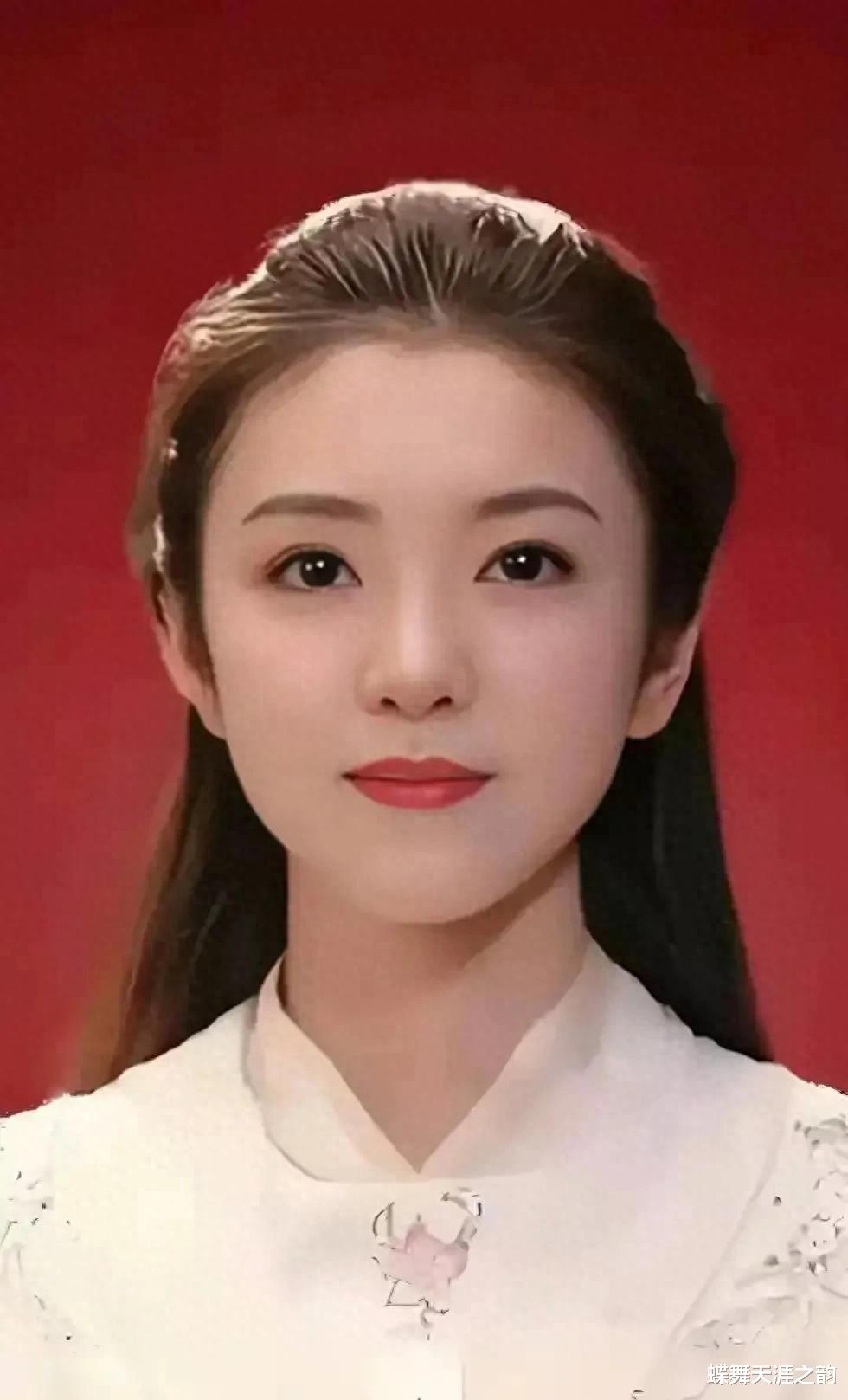 2025春晚惊艳亮相，绝世容颜挑战传统审美，李云霄能否成为新一代国民女神？