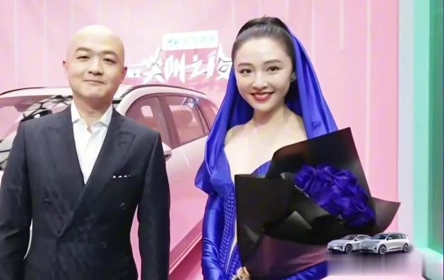 32岁吴倩亮相尖叫之夜，身穿深V高开叉蓝裙自信张扬， 笑容好治愈