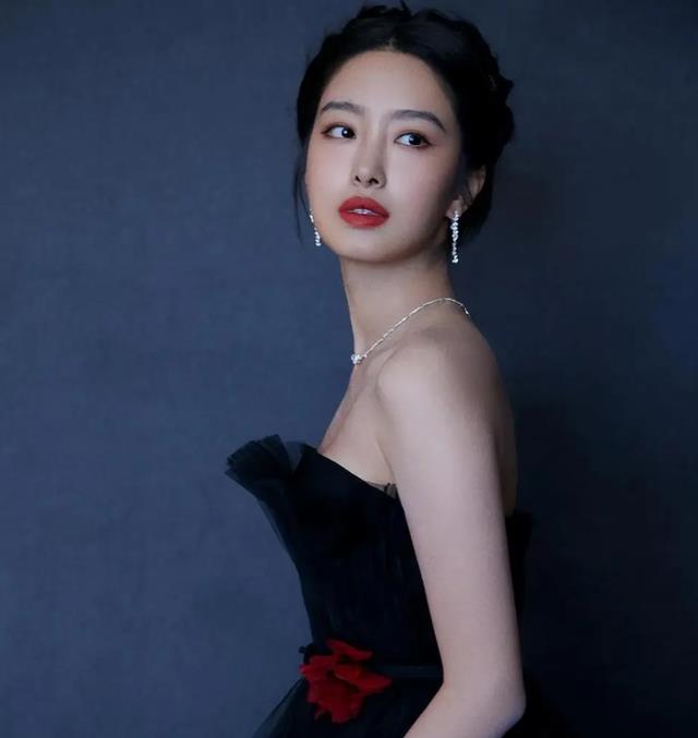 同样是被大佬陈金飞力捧,杨采钰与刘亦菲的境遇为何大不相同