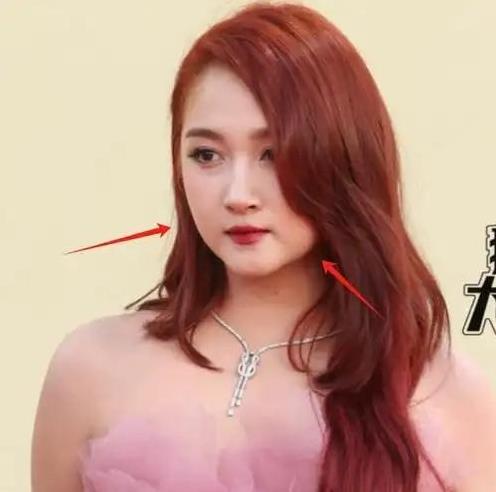 关晓彤金鸡奖红毯臃肿似大妈,网友直呼老了10岁,胖了还是有喜