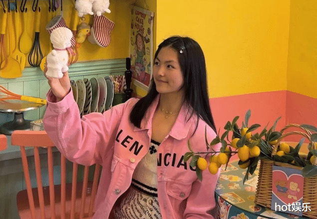 李湘一家三口英国看展,王岳伦逆生长,王诗龄一身行头超4万