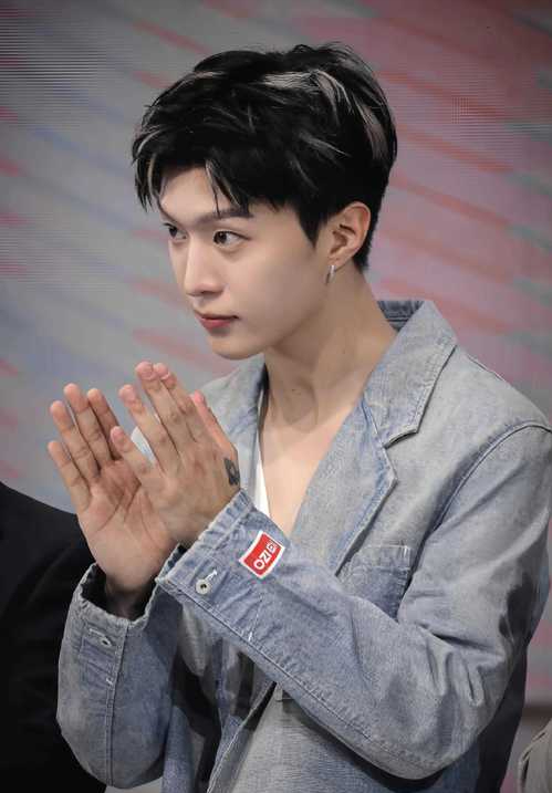 范丞丞遭全网质疑,一张照片成导火索,网友怒斥望人民日报发声!