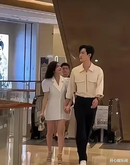 与陈晓离婚后，陈妍希首现身，与小鲜肉牵手逛街甜度爆表！