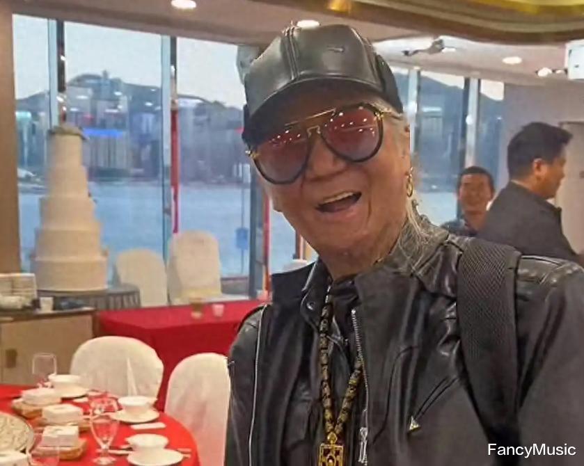 69岁刘家辉坐轮椅现身晚宴，获得贡献奖，多位老牌香港艺人出席！