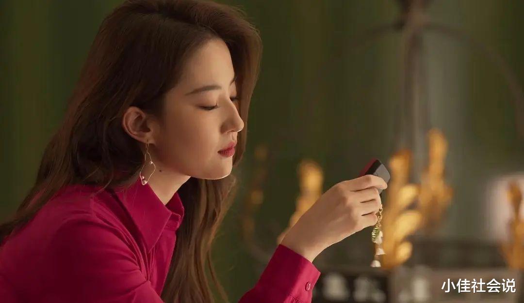 刘亦菲去哈尔滨看冰封黄玫瑰,一身行头超10万,她姥姥是哈尔滨人