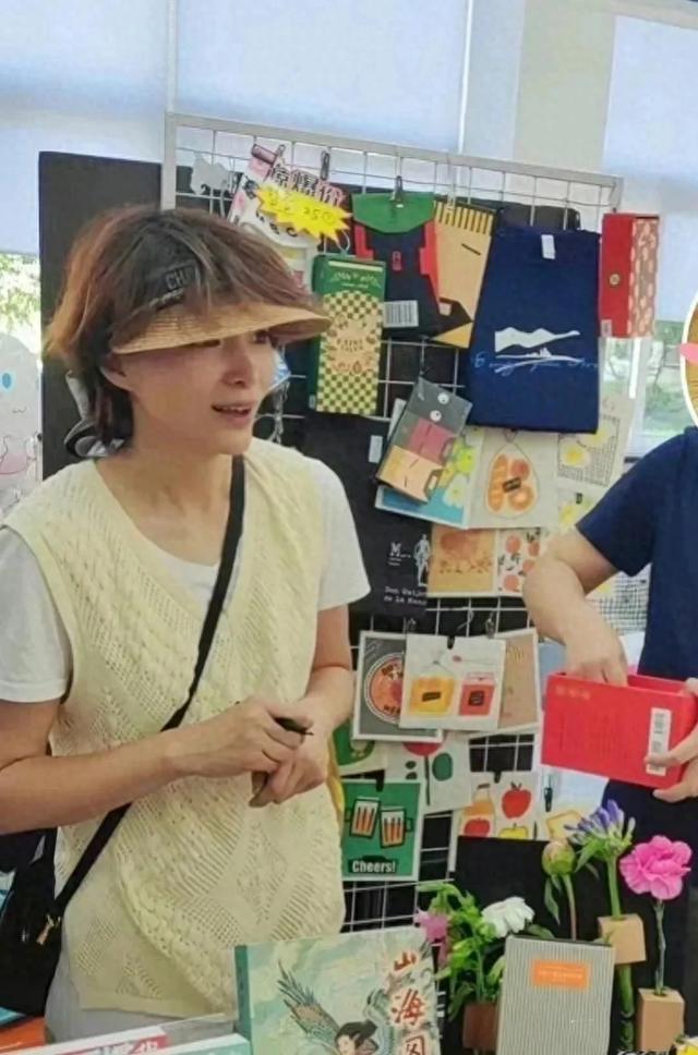 路人偶遇董卿，白发分明素颜干巴巴的，一股子姨味并没那么有气质