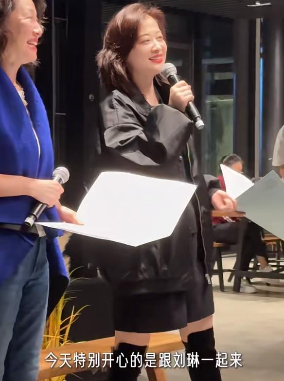 梅婷与刘琳同游乌镇，用塑料袋装茶叶惹刘琳嫌弃，偷翻白眼反差萌