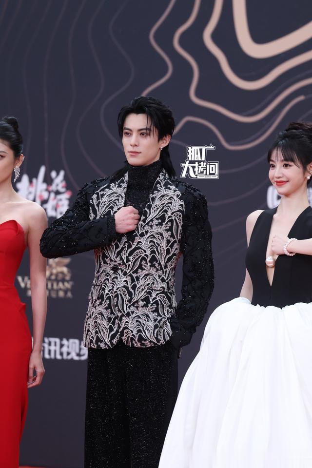 这一夜，虞书欣甜美，孟子义明艳，都不如压轴的赵丽颖，女王归来