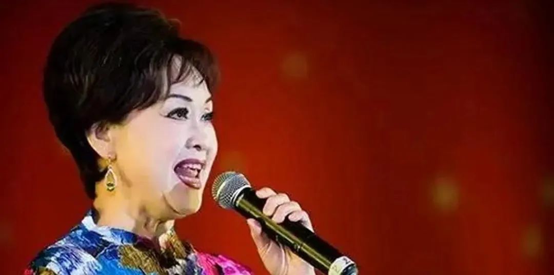 79岁李谷一罕见露面，骨瘦如柴与付笛声夫妻同框，没化妆变化好大