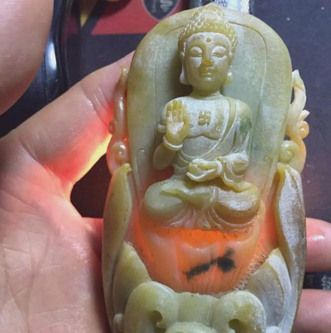 一块开窗的大马坎翡翠原石，一块来看看