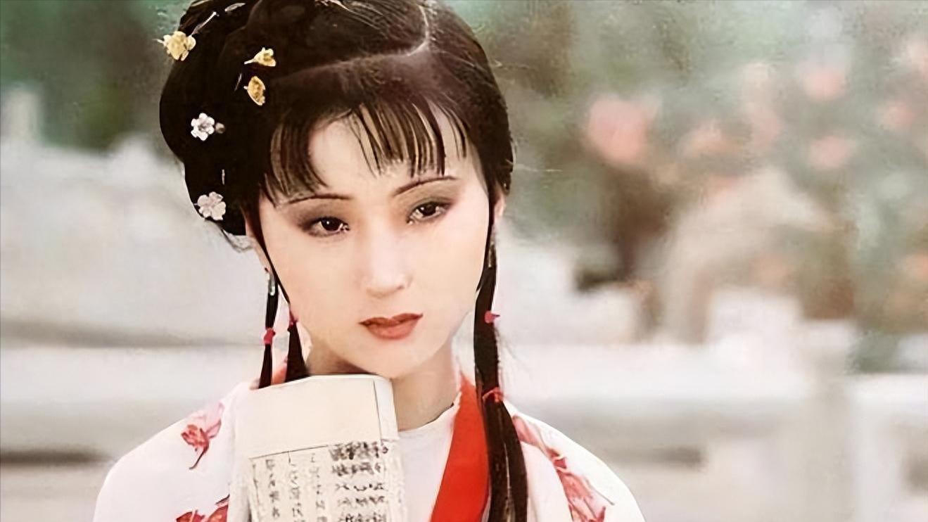 陈晓旭墓照曝光，与侯耀文、周海媚做邻居，鲜花是周海媚粉丝送的