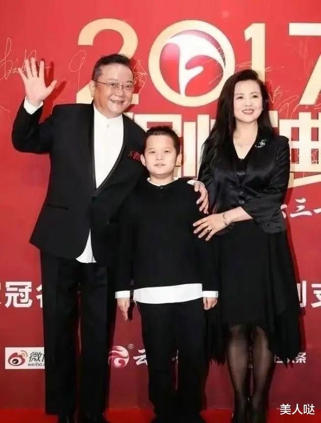 王刚全家福曝光！大女儿打扮精致不如继母美，儿子比孙子几乎同岁