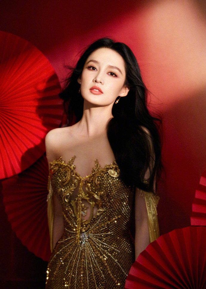 李沁大年初一晒写真,金色礼服超闪耀,尽显华丽高级感!