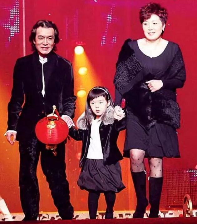 哈文庆55岁生日!暴瘦不少颜值回春,母女吃日料多一套餐具惹泪目