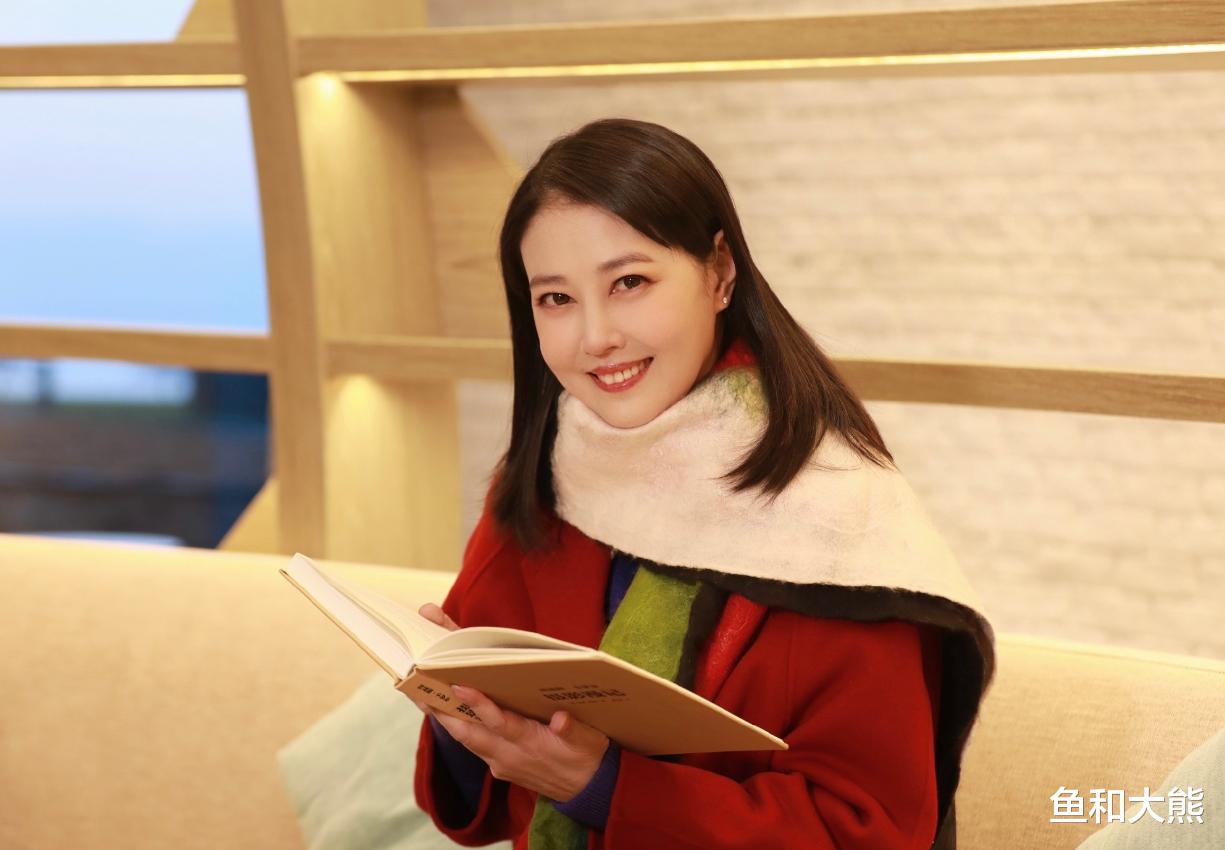 周海媚墓地首曝光!墓碑精致刻有周芷若画像,墓前花团锦簇引泪目