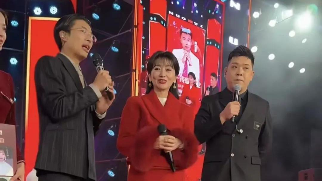 赵雅芝现身郭有才公司开业典礼，皱纹多好老，郭有才却激动到手抖