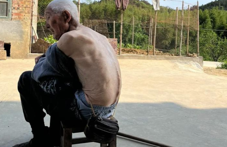 66岁老阿姨天天公园晒背，半年后去检查，身体指标有啥变化
