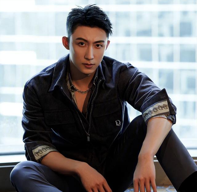 回应出轨家暴一年后,再看黄景瑜现状,原来迪丽热巴做的没有错!