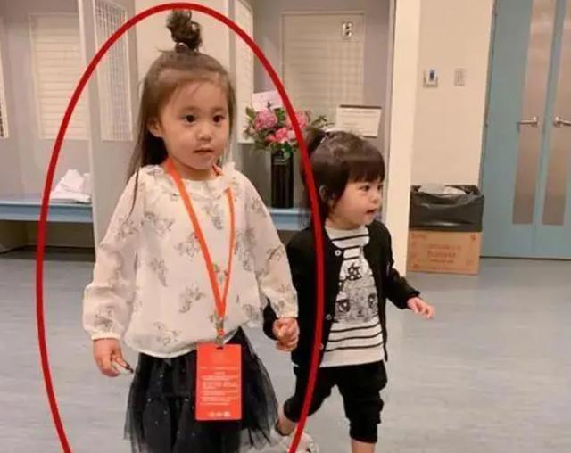 贾静雯女儿咘咘颜值跑偏，既不像妈也没随爸，却像和前夫生的大女