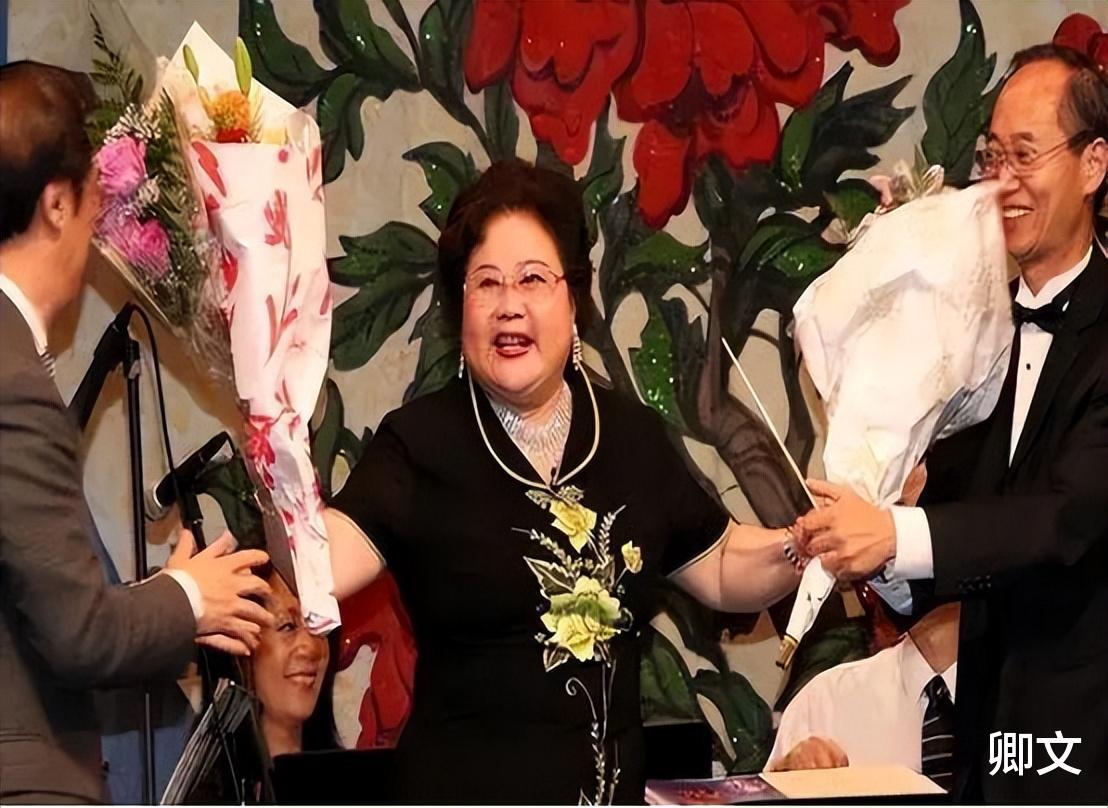 吃里爬外? 她带领30名演员留美, 发誓永不回国, 如今过得怎样?