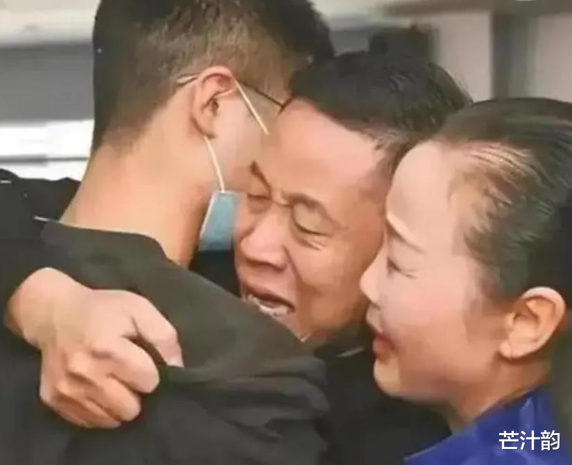 基因强大!四丫头晒儿子孙卓与孙辉合影,心疼卓宝面临高考压力大