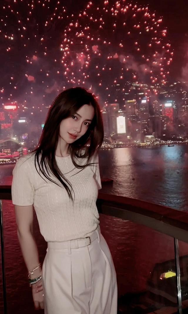 杨颖维港看烟花庆国庆,长发披肩回眸一笑,依旧美得惊心动魄