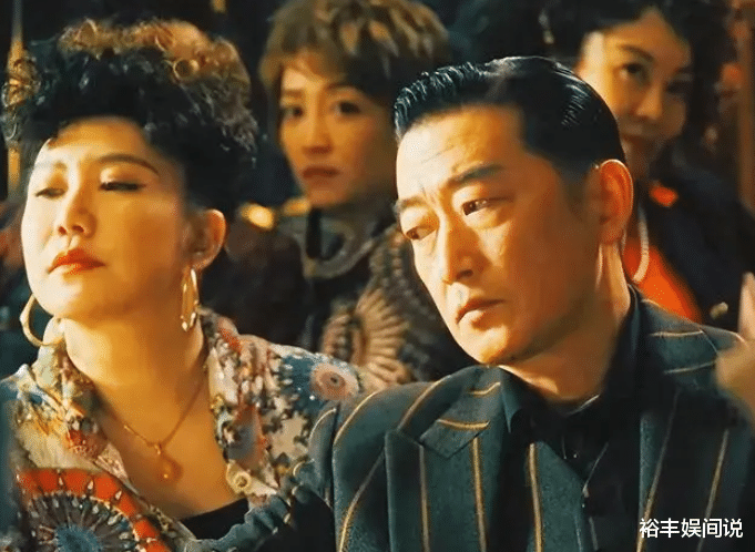 邵峰携妻子参加女儿毕业典礼!18岁女儿颜值超高,已拥有加拿大籍