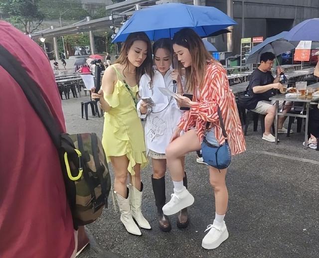 容祖儿和阿娇阿Sa在新加坡被偶遇，容祖儿整体美过阿娇，很抢眼