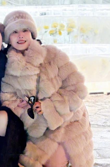 刘亦菲和妈妈一起去哈尔滨,刘晓莉身穿浅色皮草,65岁还是这么美