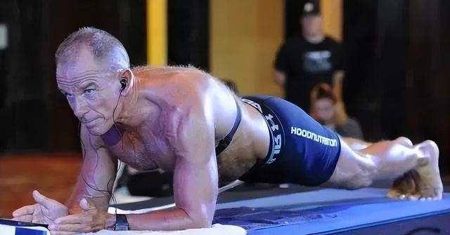 平板支撑练不了腹肌，为何总是在练腹动作中又看到它？