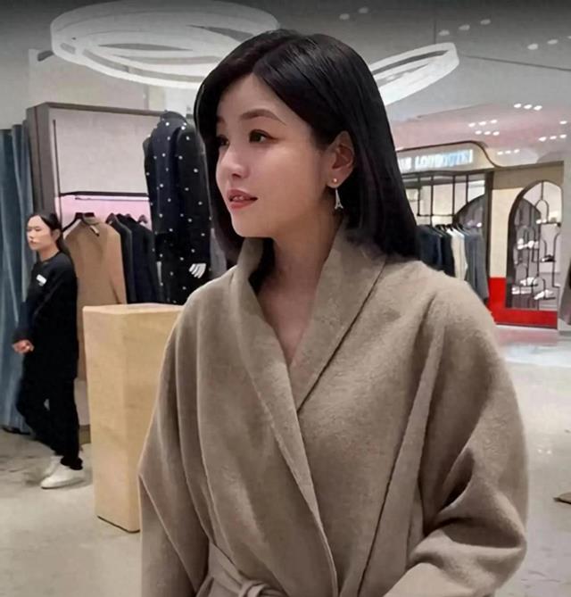 陈妍希在繁华北京街头,购物小挣扎让我们看到真实的她!