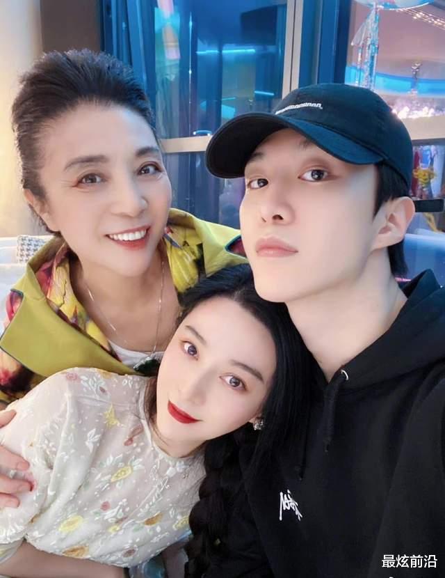 41岁范冰冰全家照流出,67岁妈妈长相年轻打扮时髦,21岁弟弟帅气