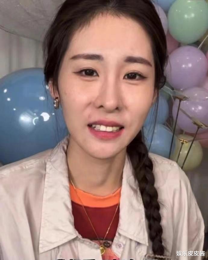 34岁张碧晨素颜曝光,眼袋突出皮肤暗黄,嘴角的痘印清晰可见!