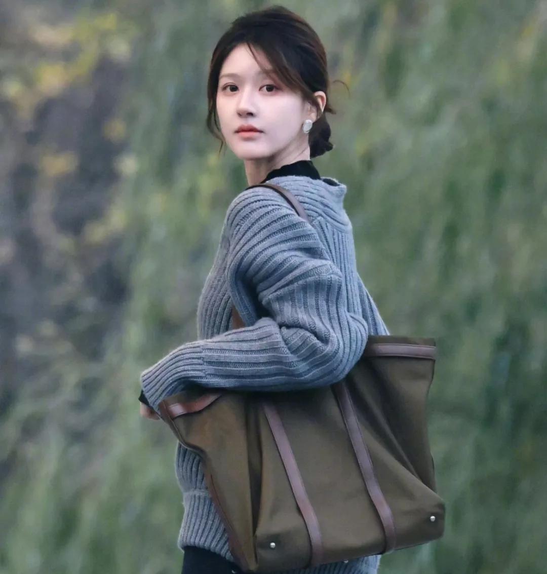 同样遭受质疑,赵露思被逼到抑郁,杨紫却能绝地反击!为何?