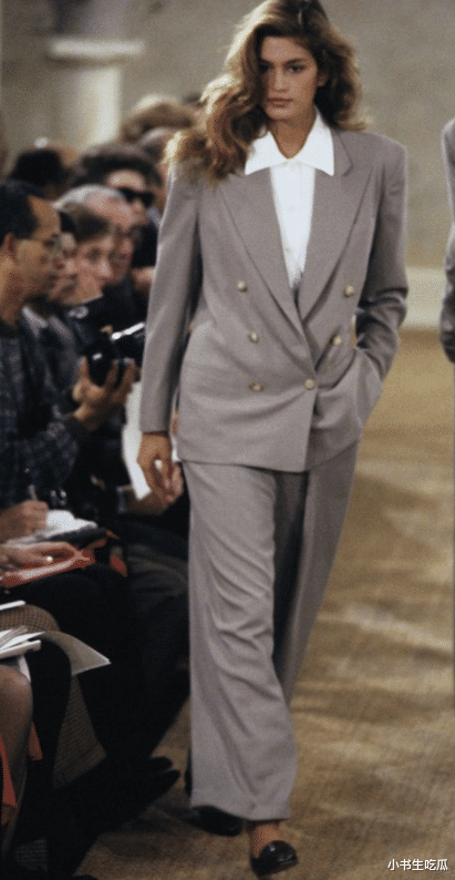 辛迪·克劳馥真抗老,58岁还是这么漂亮,儿女遗传她的高颜值