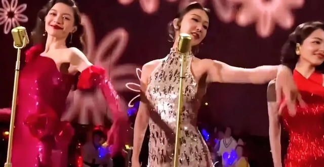 薛凯琪携钟楚曦刘惜君春晚献唱,仅靠一条旗袍,轻轻扭动抢走风头