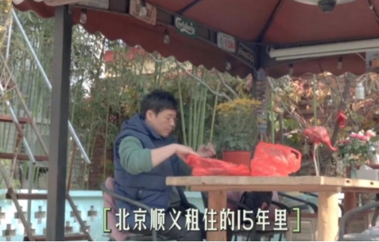 张颂文在农村吃席,买二手家具还还价,爆红后低调打脸其他明星