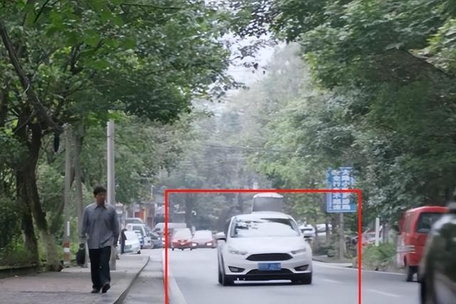 《我是刑警》离谱瞬间，公安局牌子装反我忍，这个偷笑真的忍不了