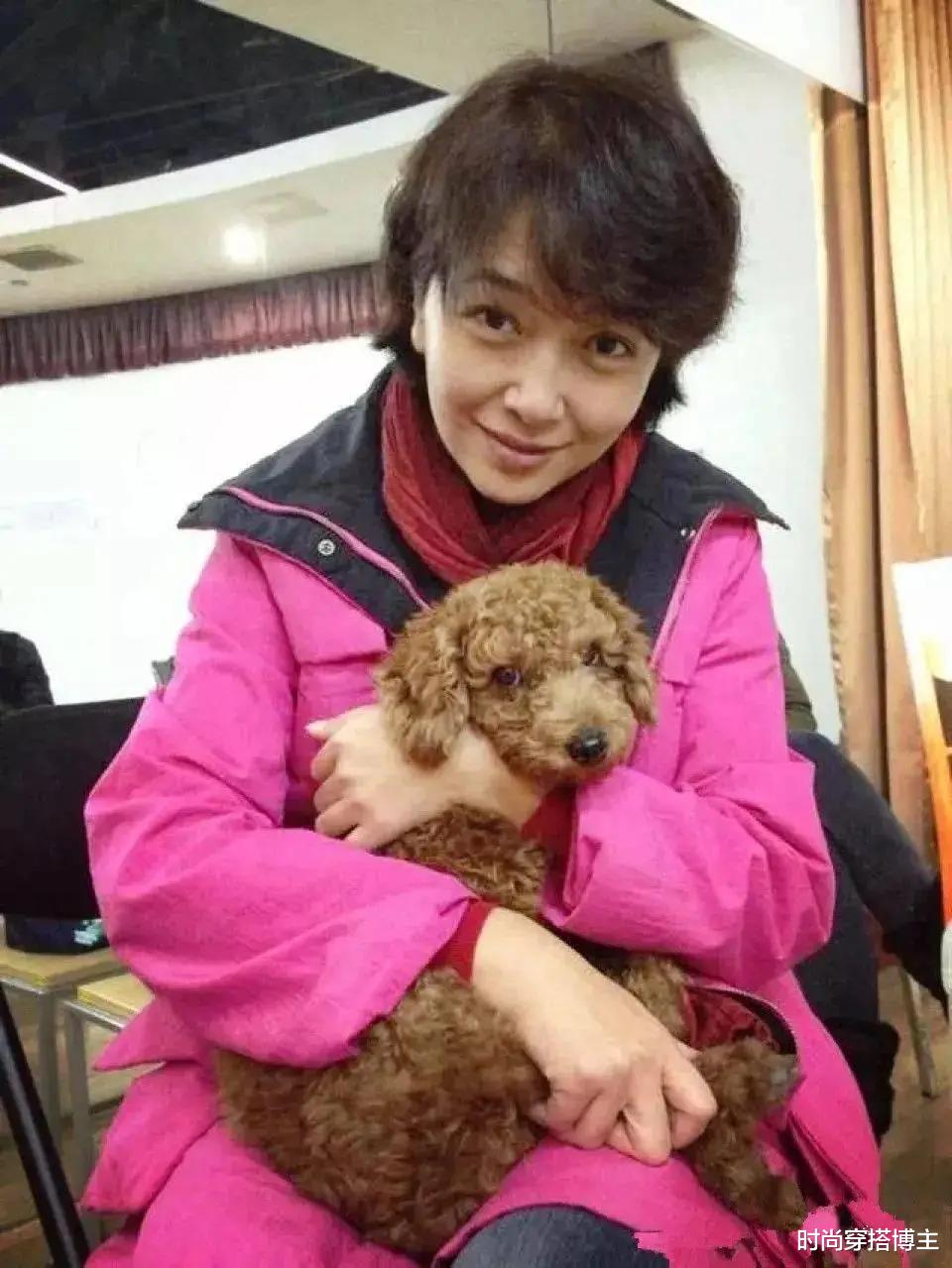 江珊和路人合影,直接素颜也没修图,皮肤又黑又油像个真实奶奶!